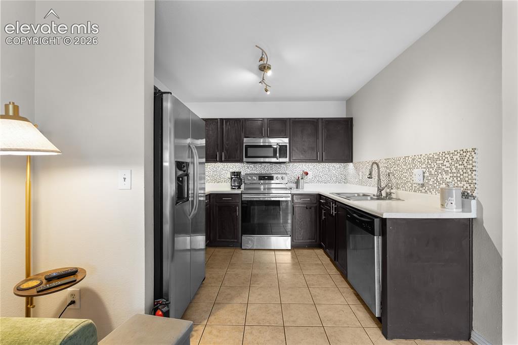 Image 5 of 25: Kitchen