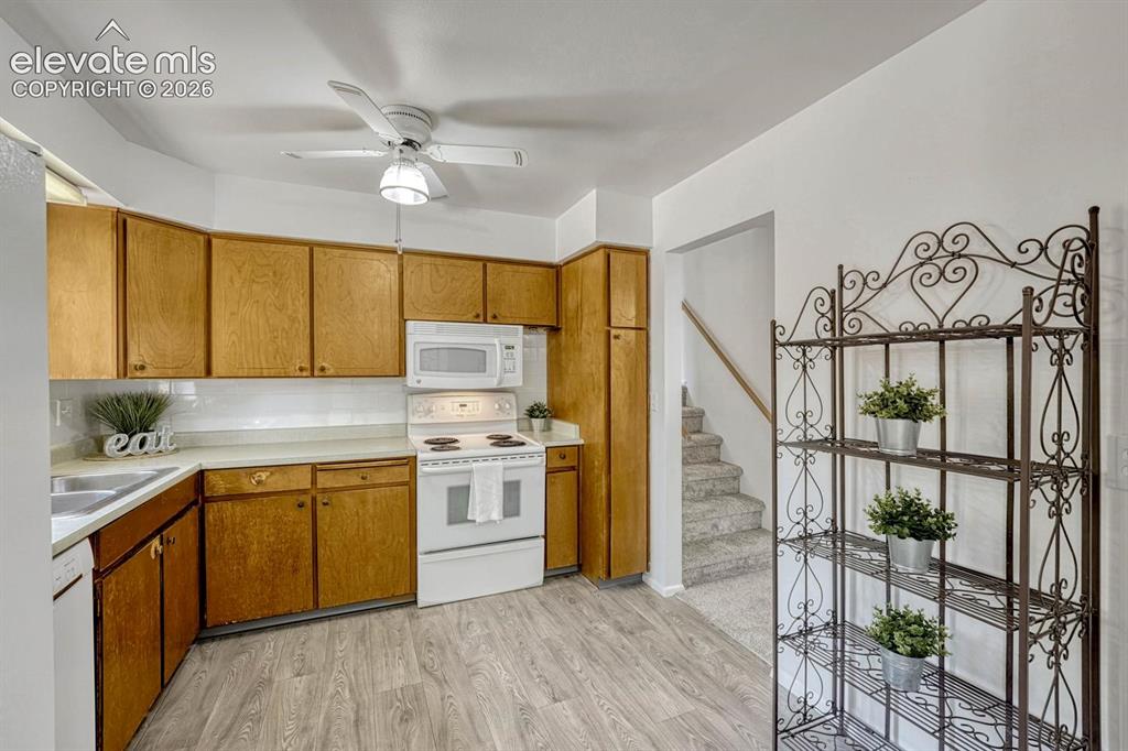 Image 10 of 44: Kitchen