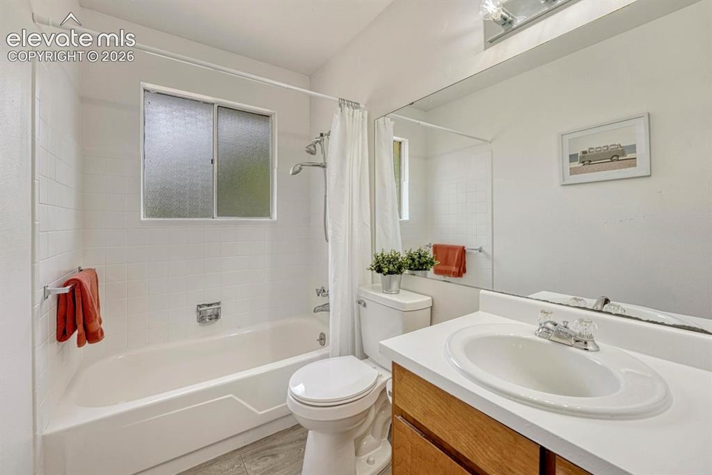 Image 15 of 44: Bathroom