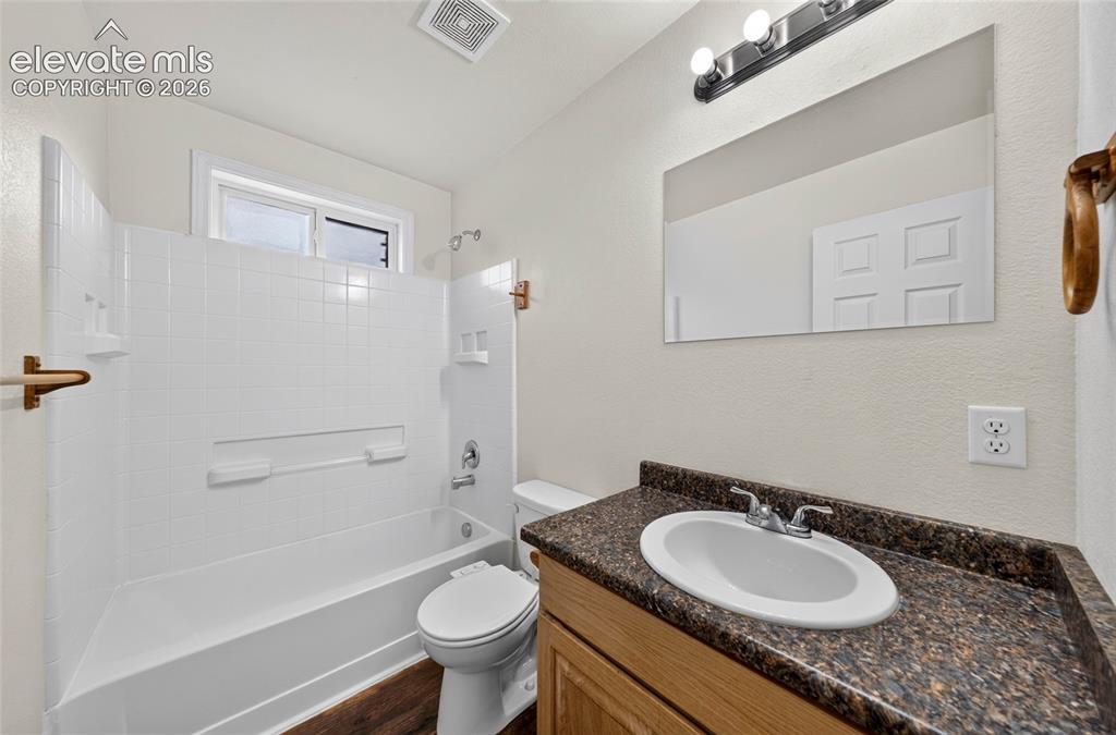 Image 17 of 19: Bathroom