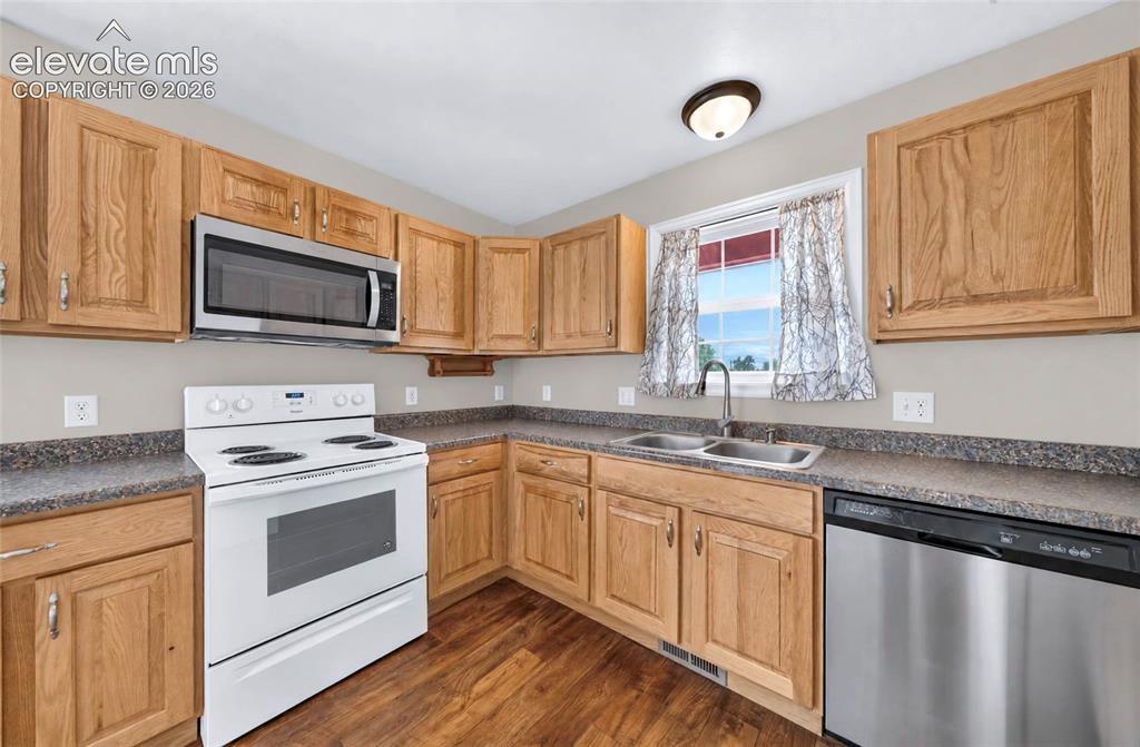 Image 5 of 19: Kitchen