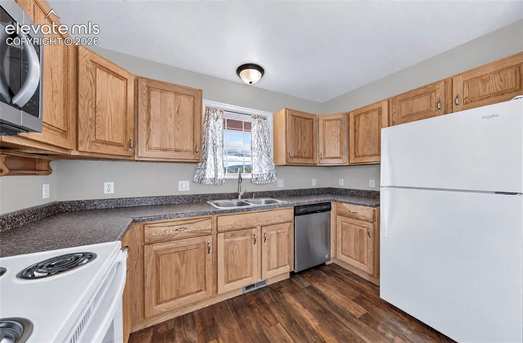 Image 6 of 19: Kitchen