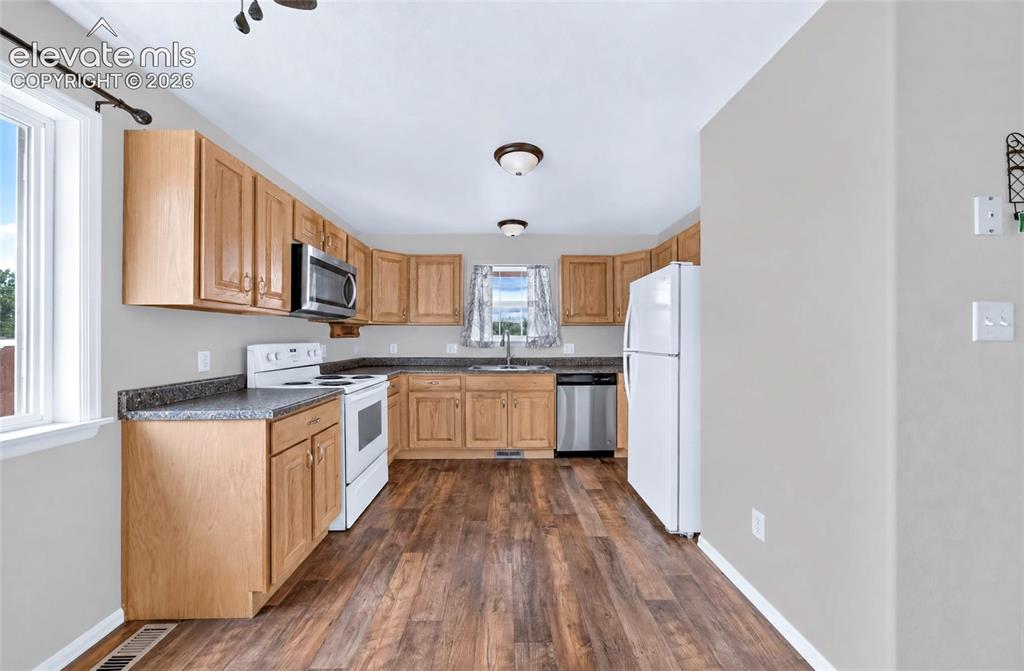 Image 7 of 19: Kitchen
