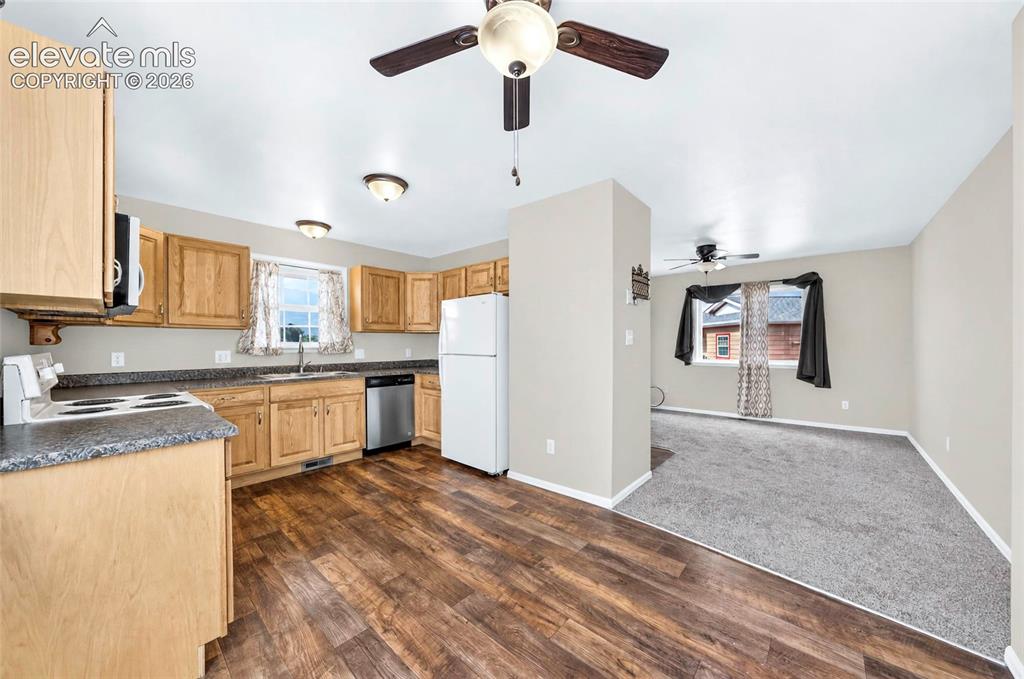 Image 8 of 19: Kitchen