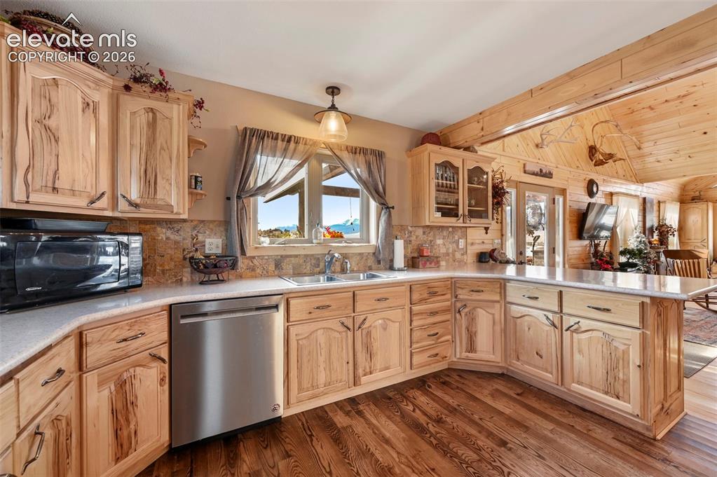Image 15 of 39: Kitchen