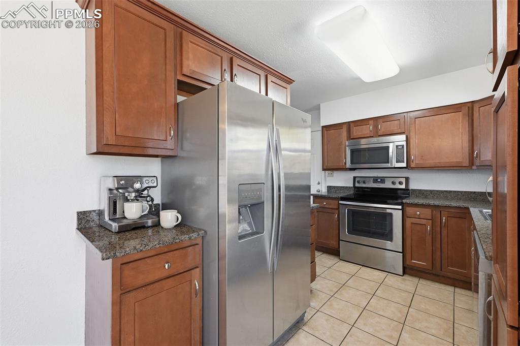 Image 10 of 32: Even space for a coffee bar!