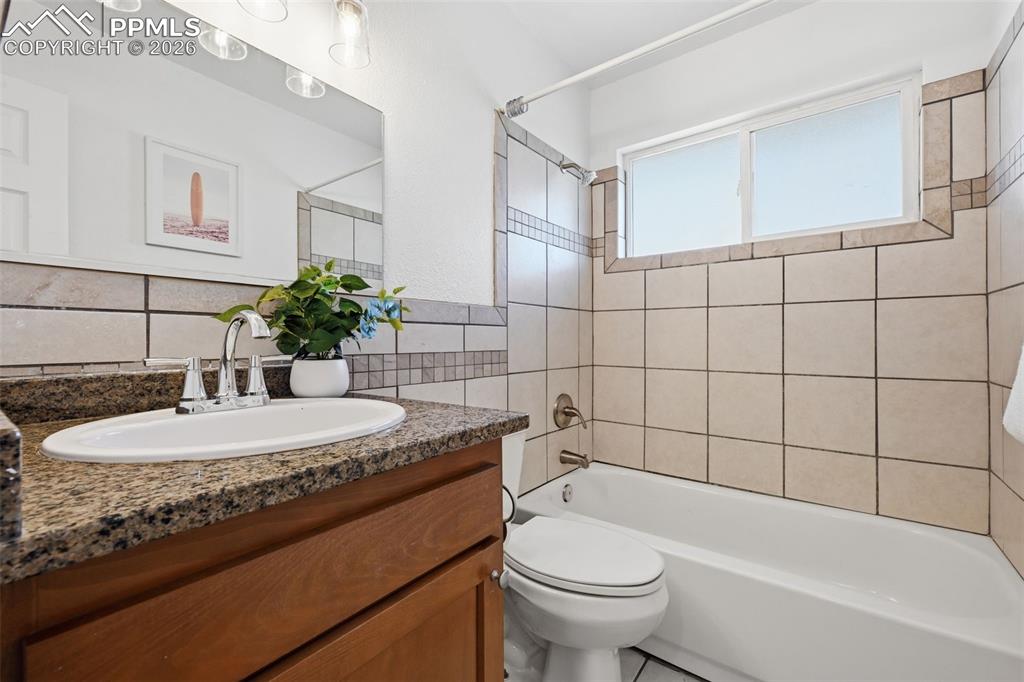 Image 15 of 32: Main level full bath with large window