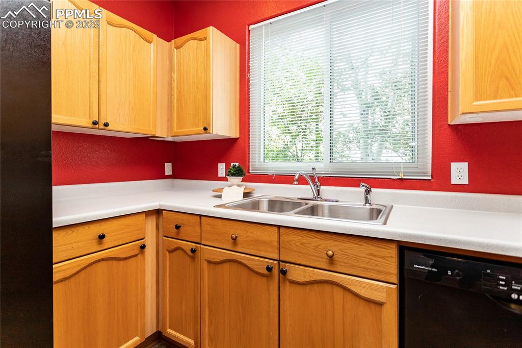 Image 13 of 47: Kitchen