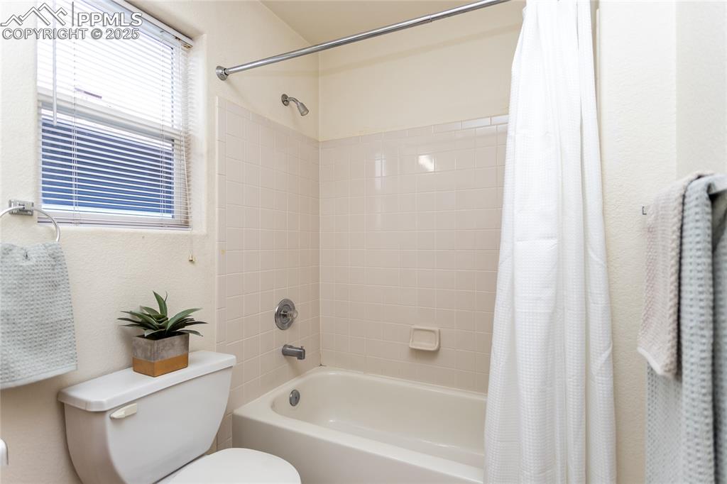 Image 34 of 47: Bathroom