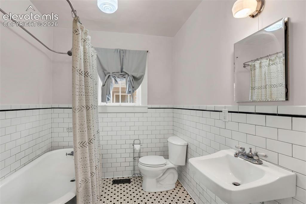 Image 11 of 34: Bathroom