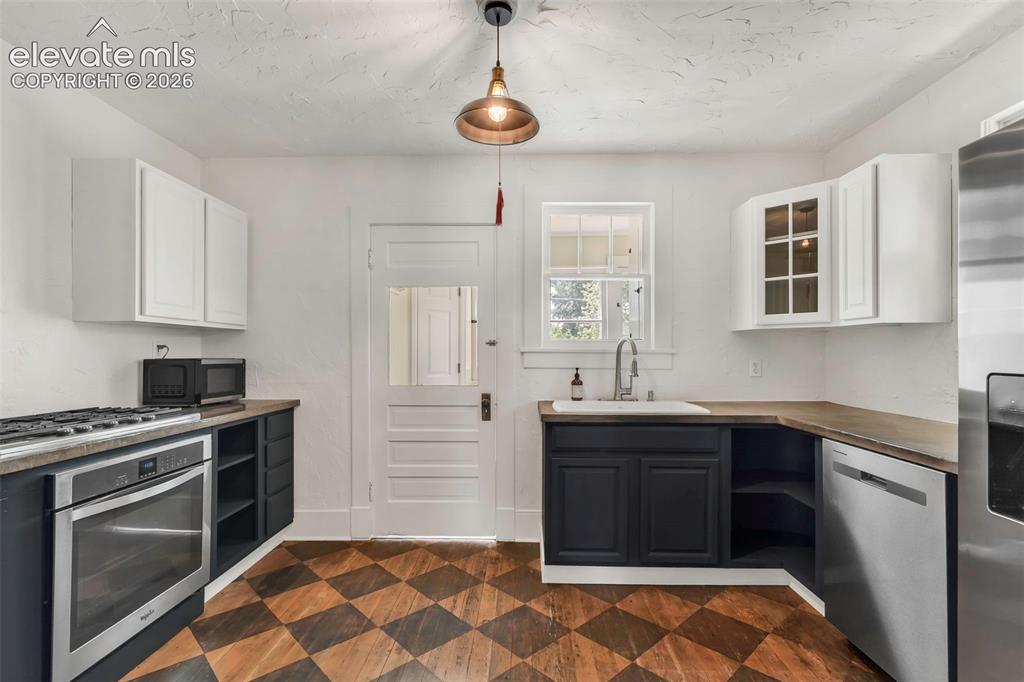 Image 14 of 34: Kitchen