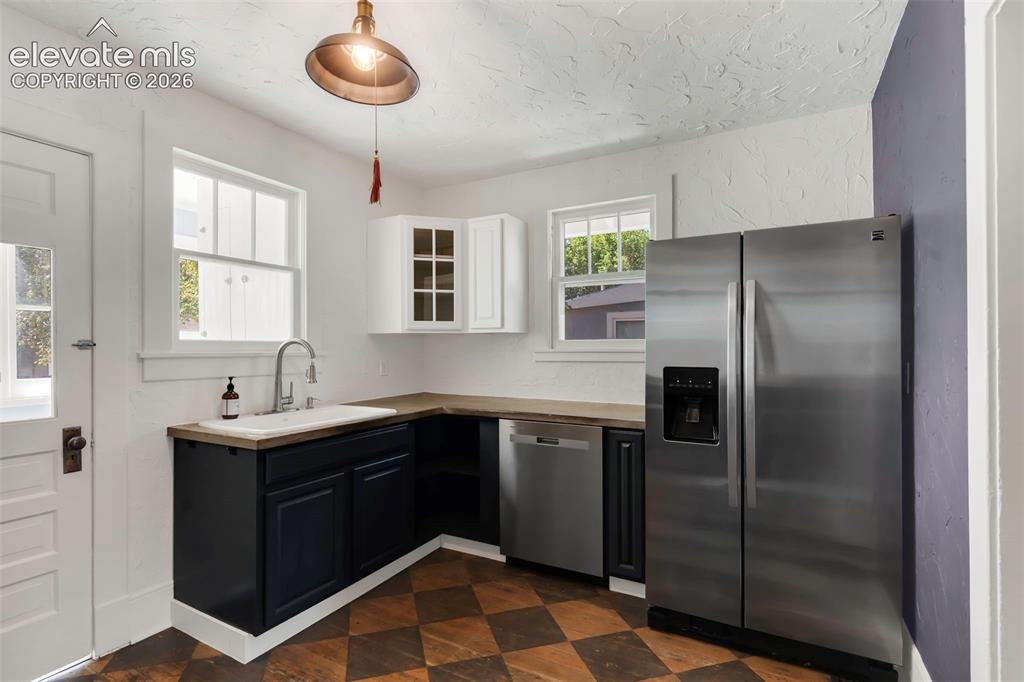 Image 15 of 34: Kitchen