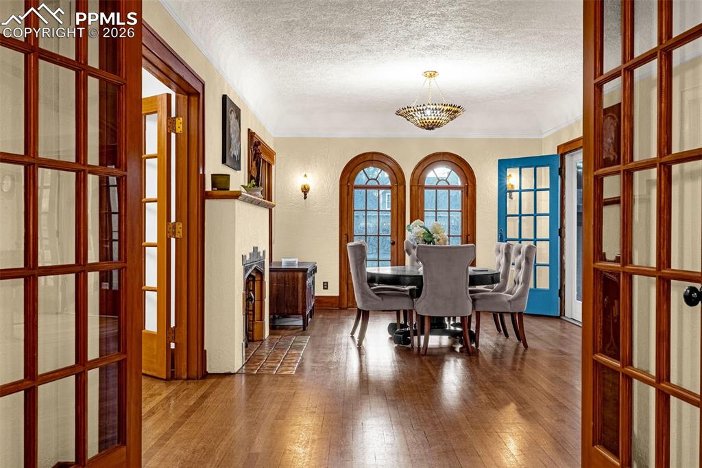 Image 21 of 50: Dining Room