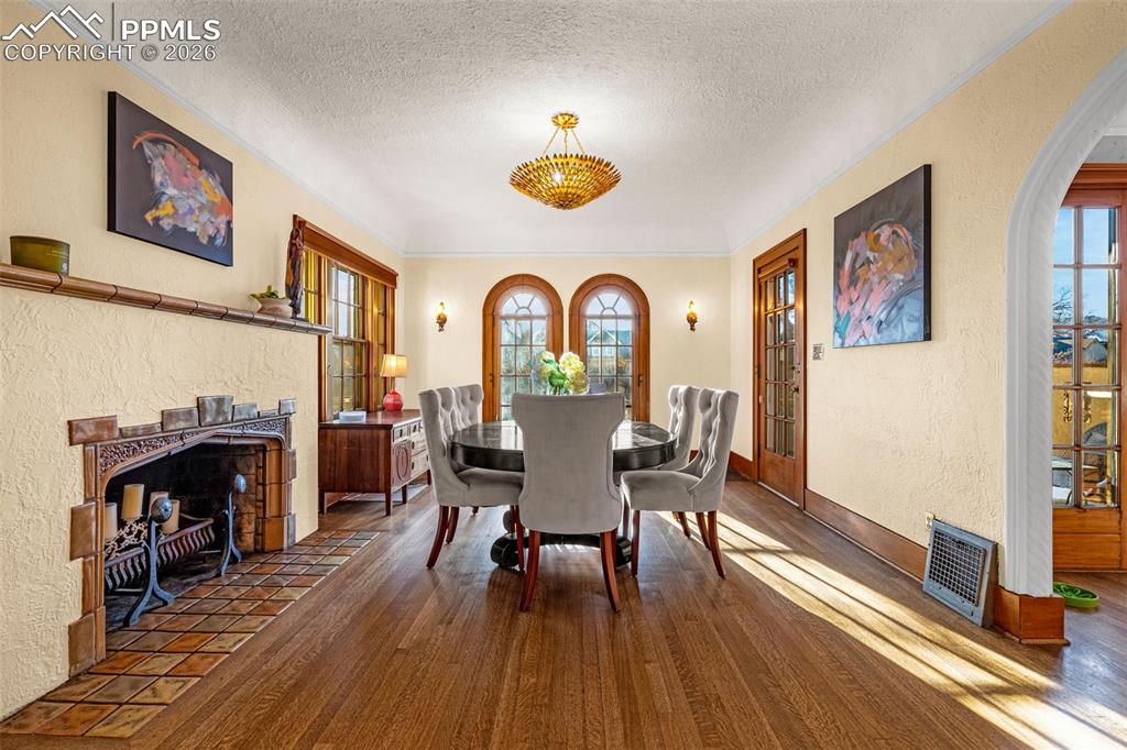 Image 22 of 50: Dining Room