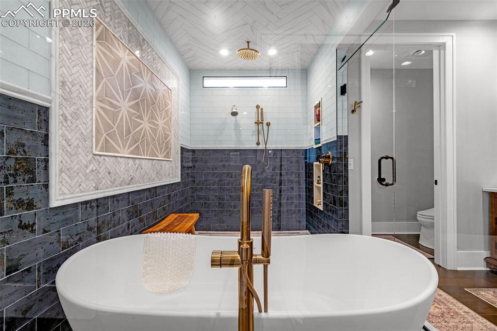 Image 25 of 50: Large soaking tub