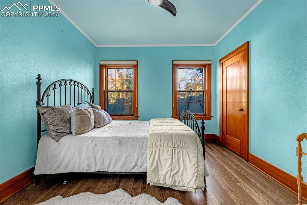 Image 32 of 50: Bedroom