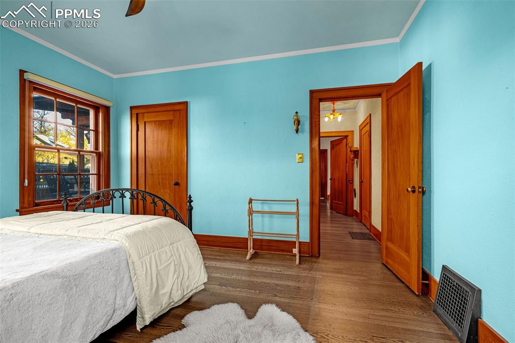 Image 33 of 50: Bedroom