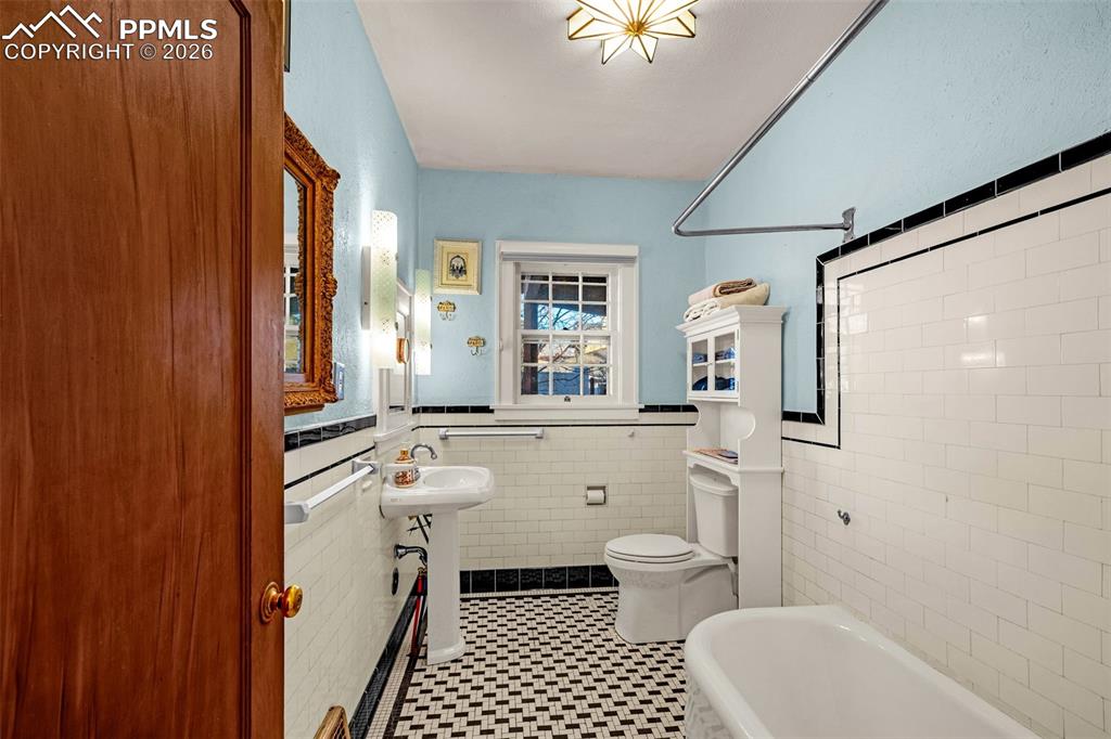 Image 35 of 50: Hall bath with shower/tub combo