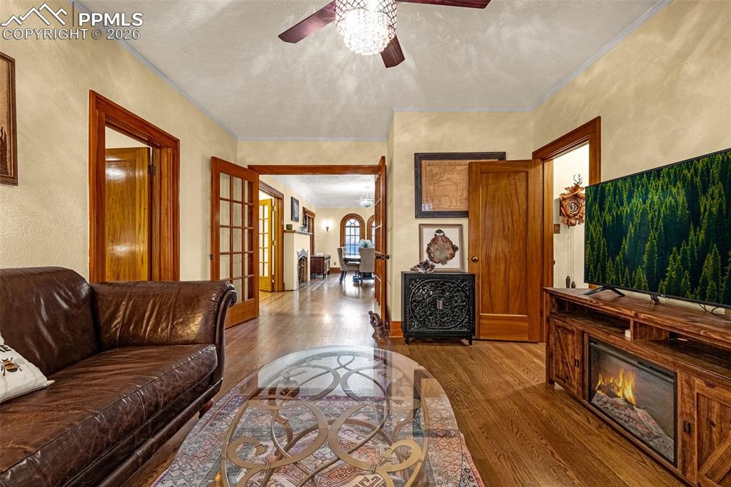 Image 39 of 50: Cozy Family Room