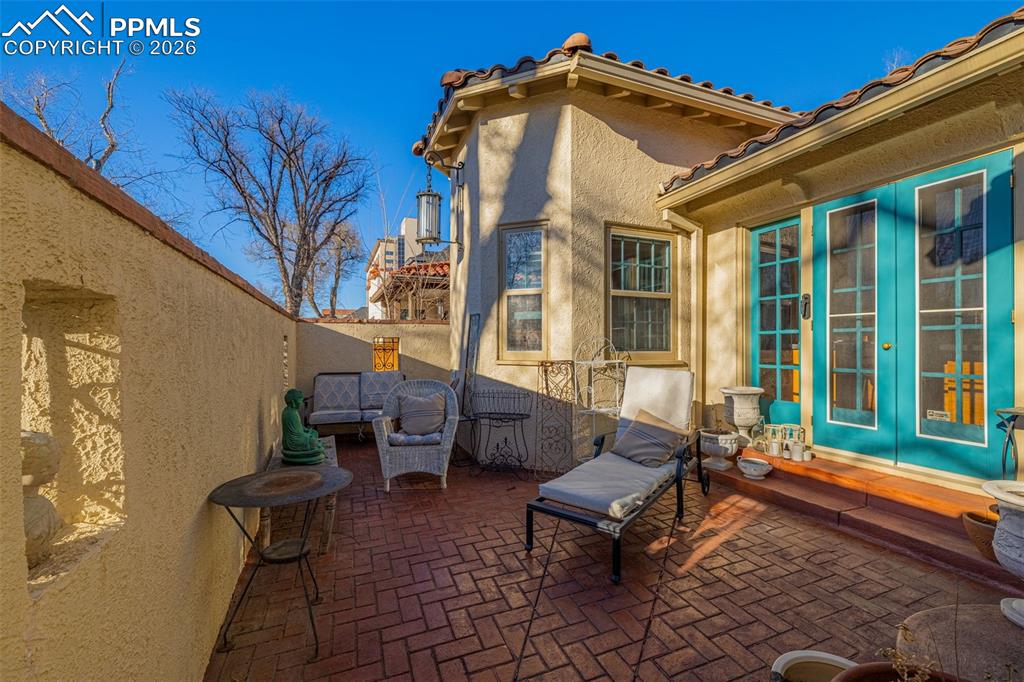 Image 48 of 50: Private front enclosed patio
