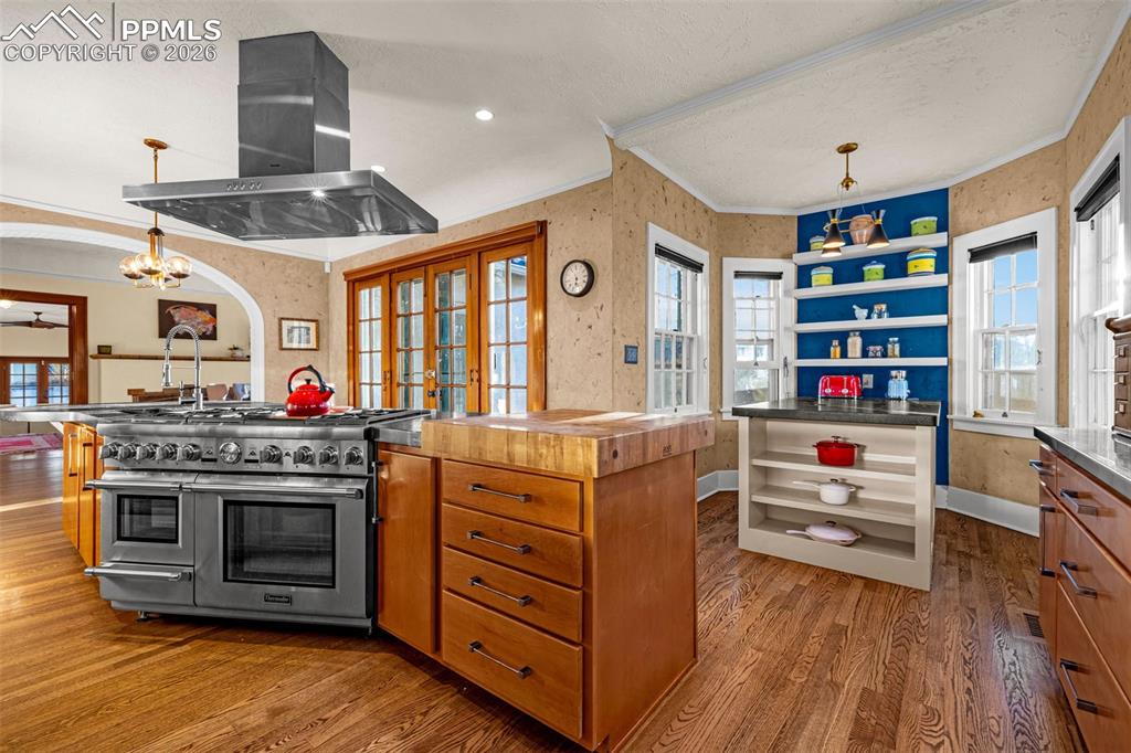 Image 5 of 50: Fully updated DREAM kitchen