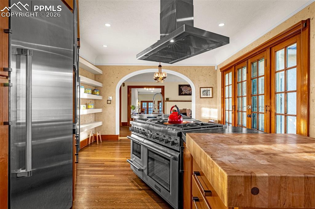 Image 6 of 50: Modern, high end appliances