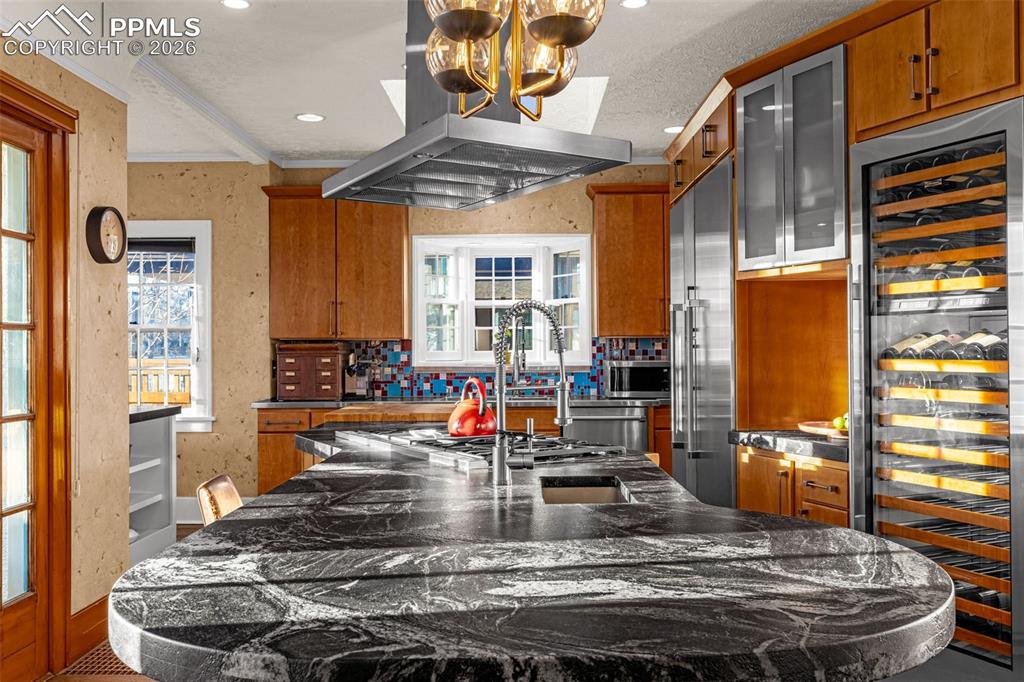 Image 7 of 50: Kitchen