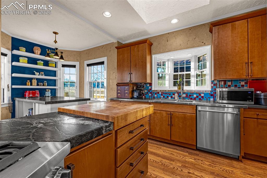 Image 9 of 50: Kitchen