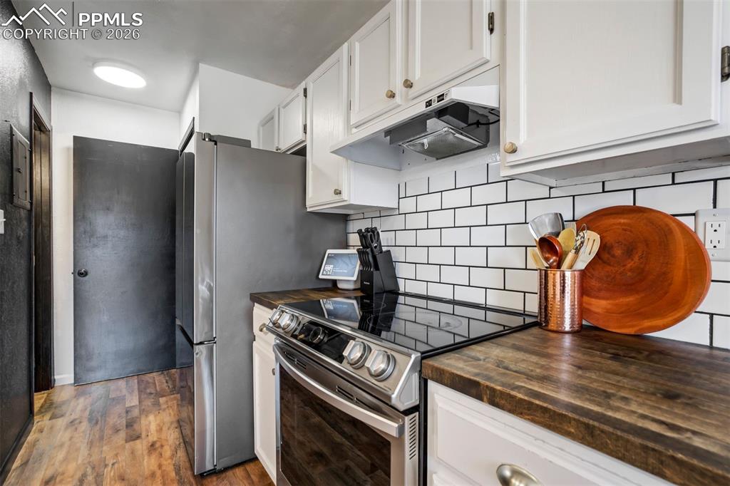 Image 14 of 34: Kitchen