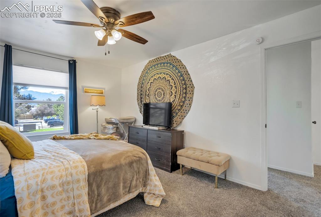 Image 21 of 34: Bedroom