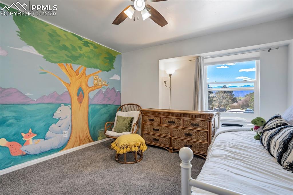 Image 23 of 34: Bedroom