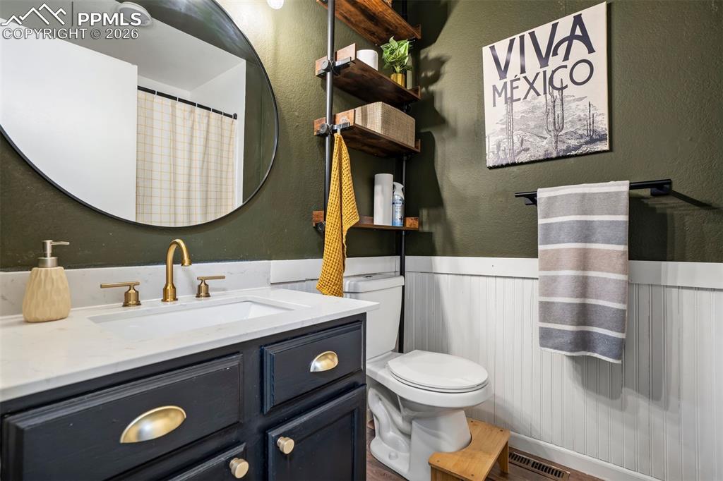 Image 25 of 34: Bathroom