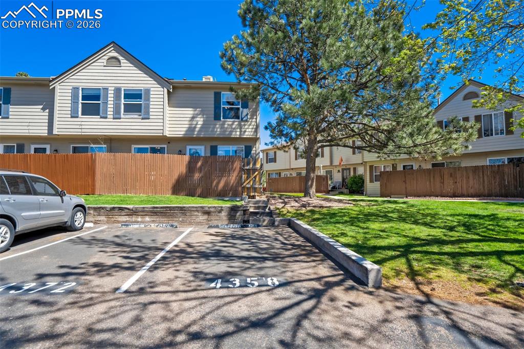 Image 32 of 34: Yard