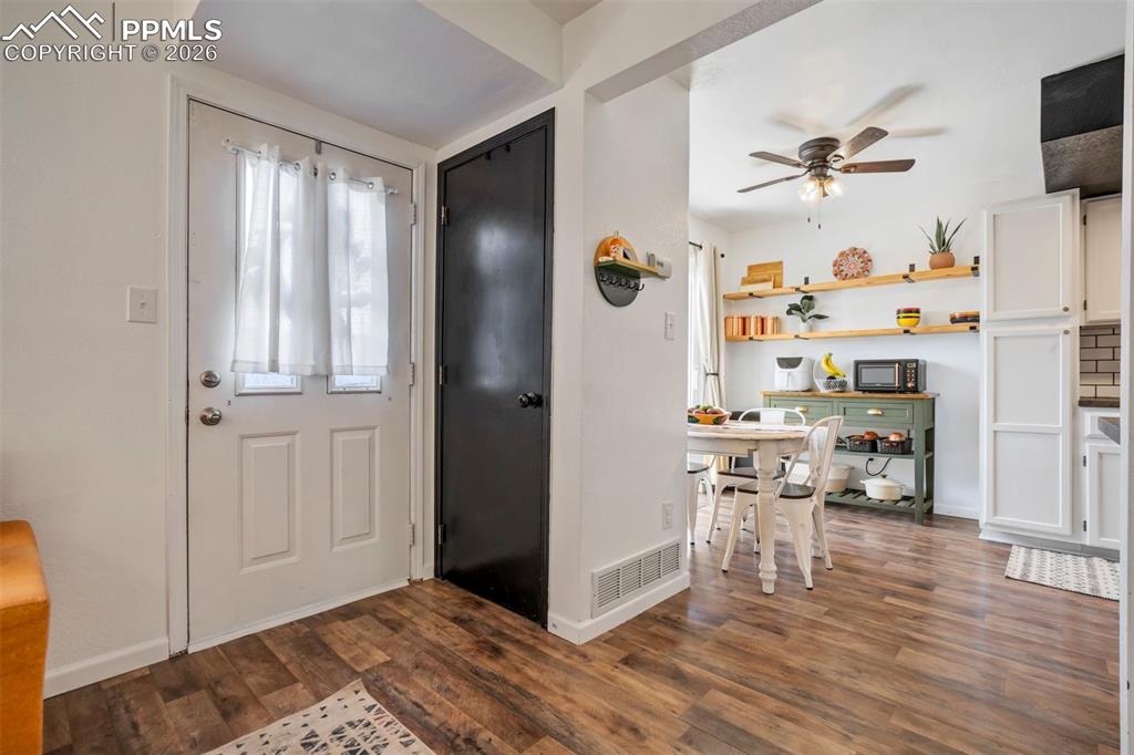 Image 4 of 34: Entry