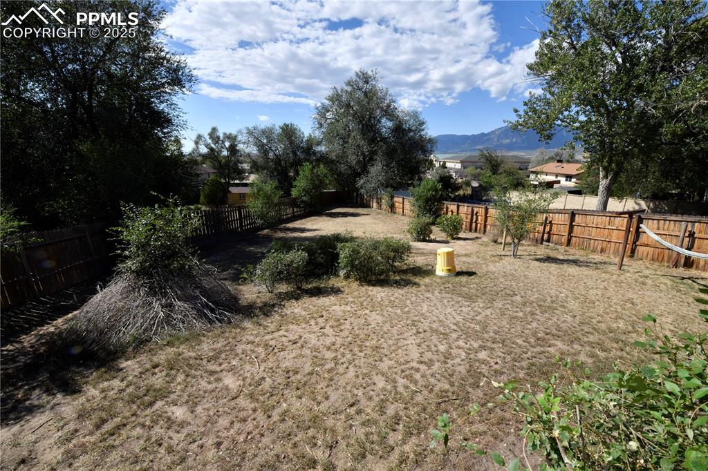 Image 16 of 21: Yard