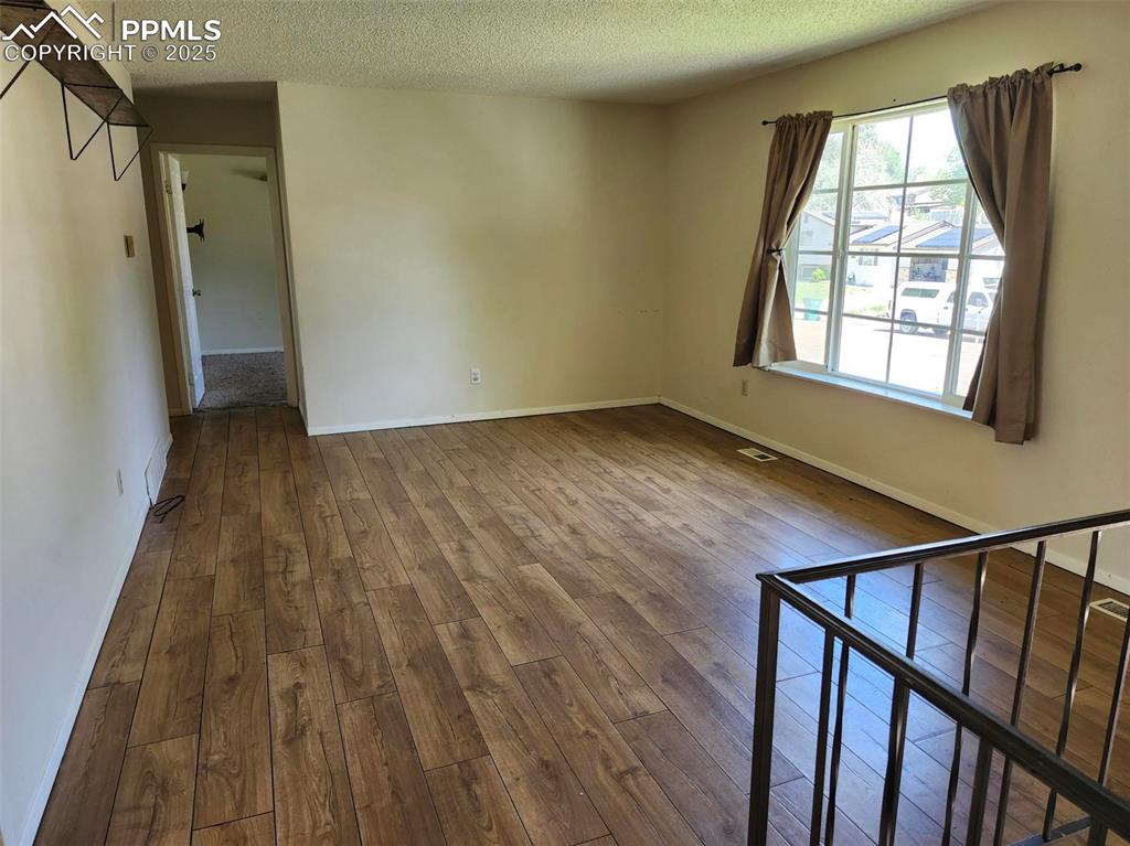 Image 2 of 21: Living Room