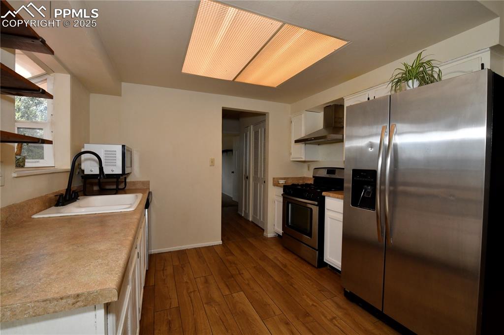 Image 4 of 21: Kitchen