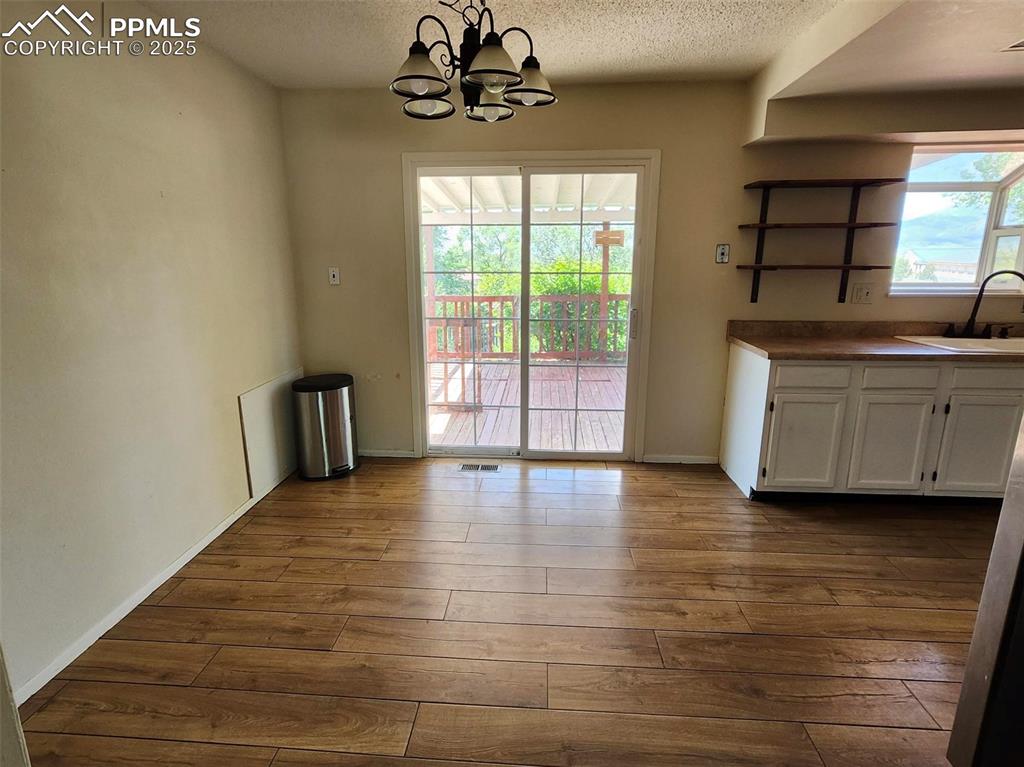 Image 7 of 21: Dining Area