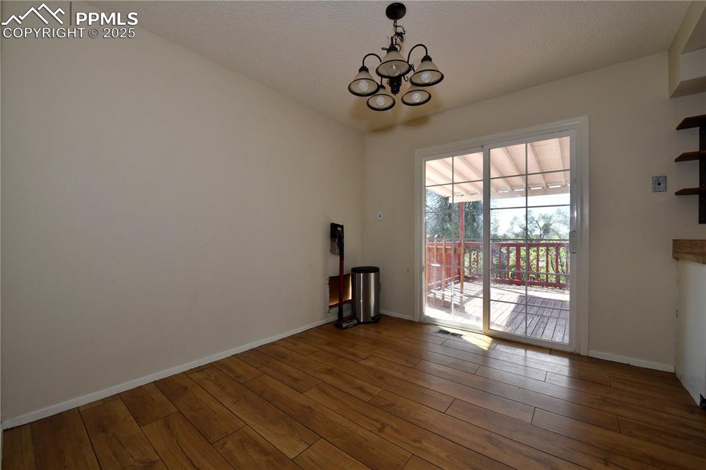 Image 8 of 21: Dining Area