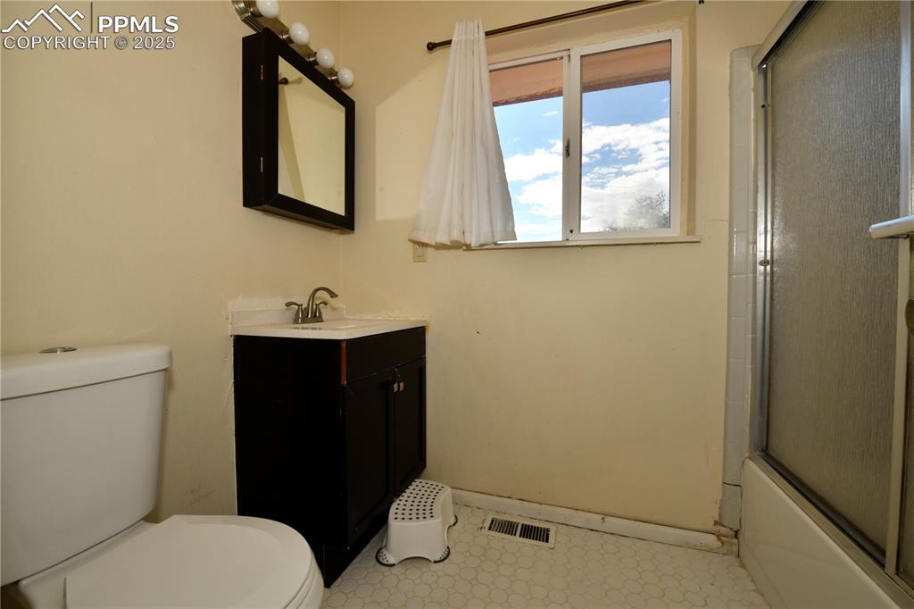 Image 9 of 21: Bathroom