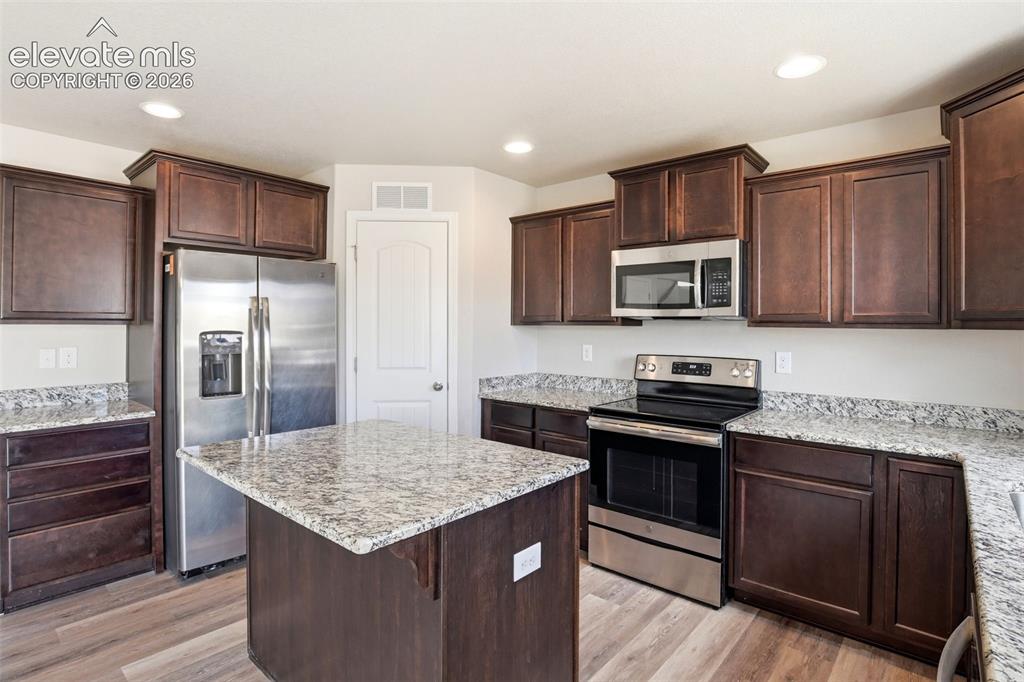 Image 11 of 50: Kitchen