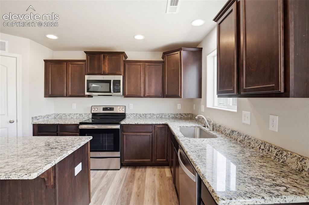 Image 12 of 50: Kitchen