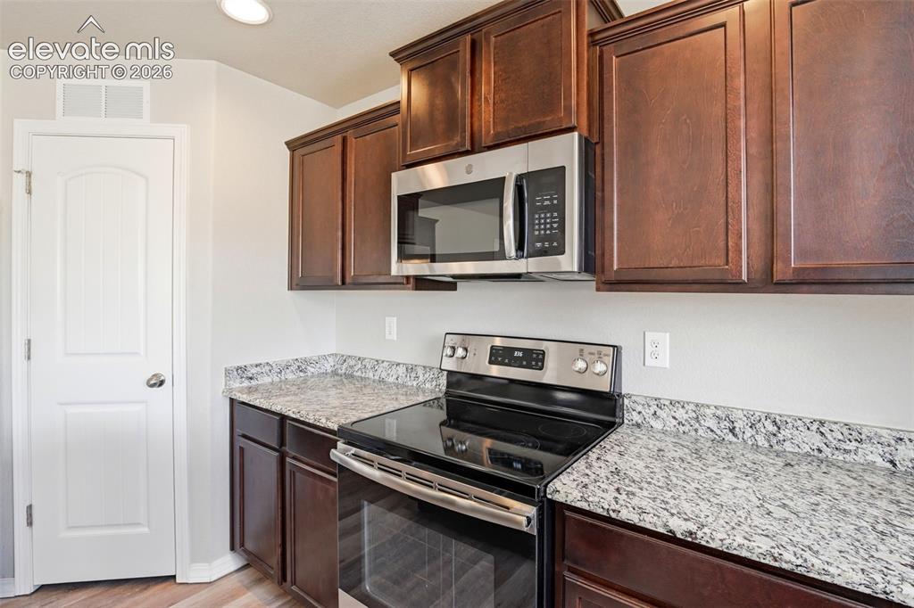 Image 14 of 50: Kitchen