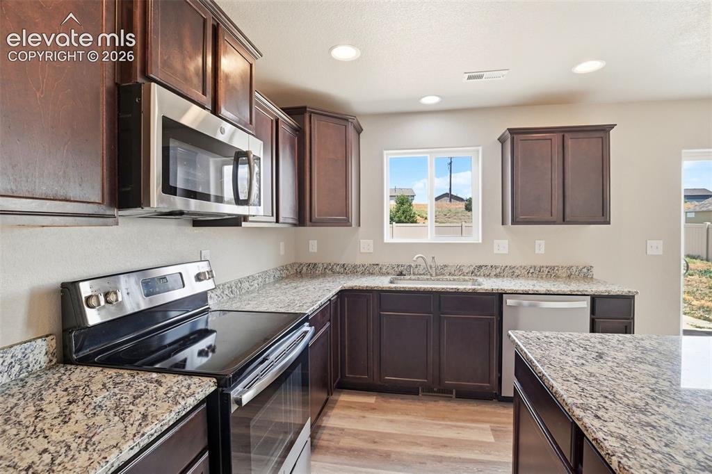 Image 15 of 50: Kitchen