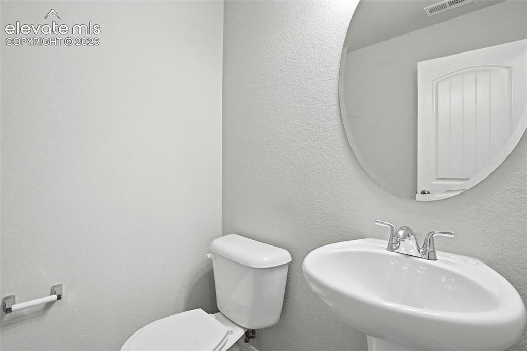 Image 17 of 50: Bathroom