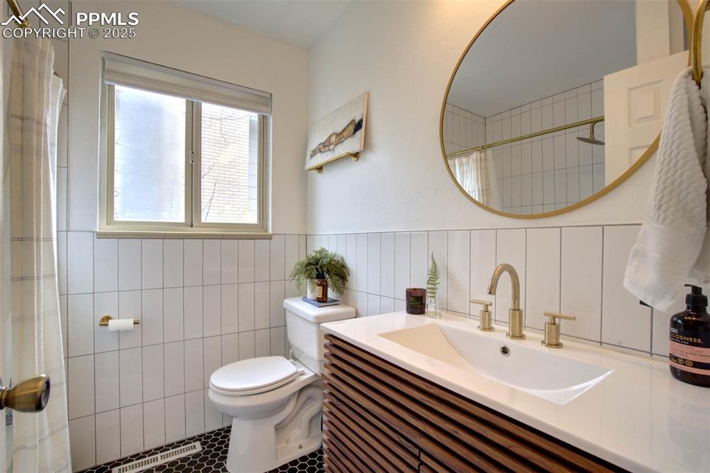 Image 31 of 47: Bathroom