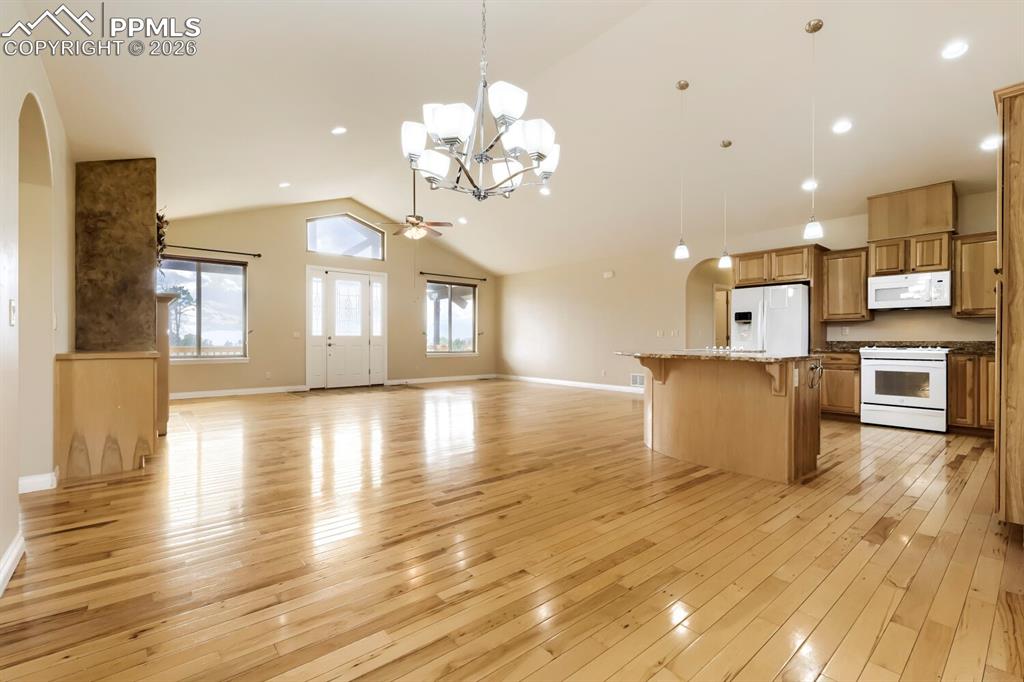 Image 15 of 48: Dining Area