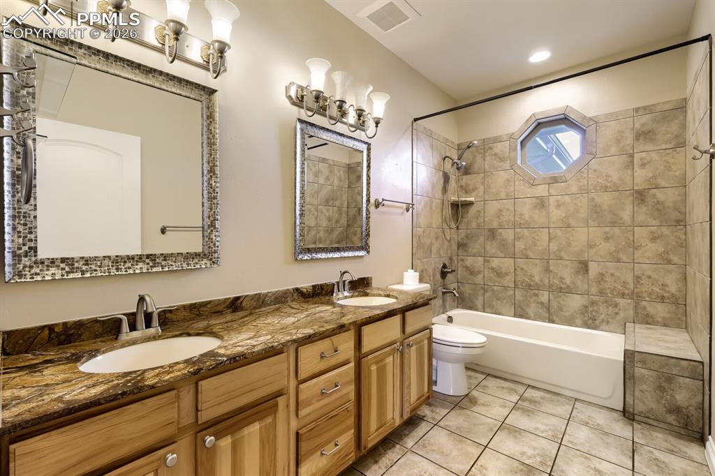 Image 28 of 48: Bathroom