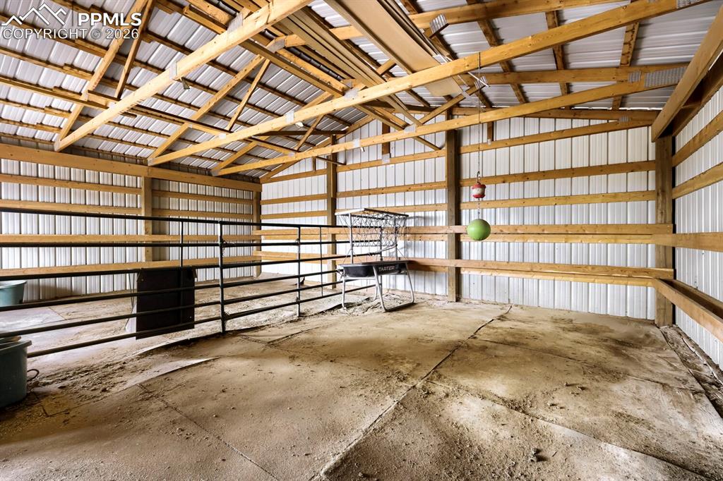 Image 41 of 48: Second stall equipped with heated watering device, hay feeder and 4H hoof