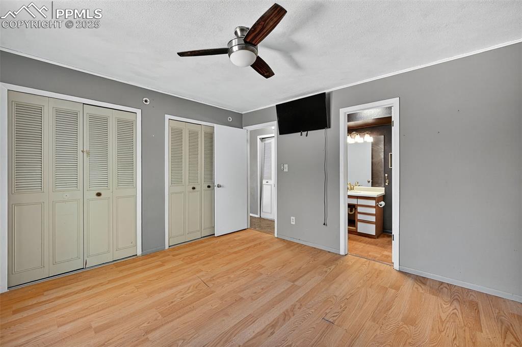 Image 10 of 25: Bedroom